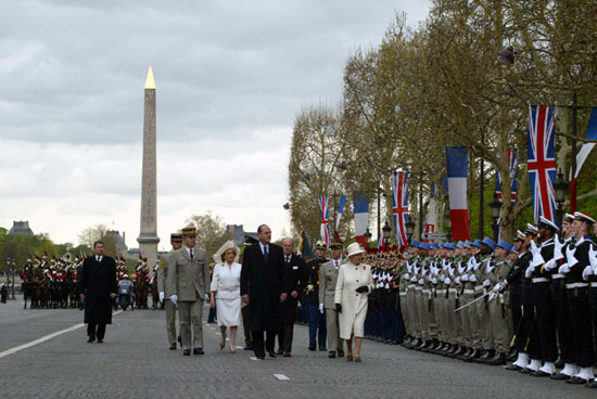 Visite d'Etat de Sa Majesté la reine Elizabeth II et de Son Altesse Royale le duc d'Edimbourg. Cérémonie d'accueil Place de la Concorde.