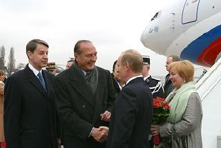 Le Président de la République accueille le Président de la Fédération de Russie et Mme Ludmila Poutina son épouse.