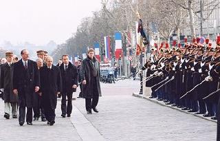 Arrivée à l'Arc de Triomphe du Président de la République et de M. Vladimir Poutine, Président de la Fédération de Russie.