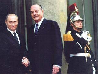 Le Président de la République accueille le Président Poutine sur le perron de l'Elysée.