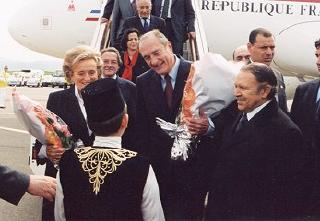 Le PrÃ©sident de la RÃ©publique et Mme Jacques Chirac, sont accueillis par M. Abdelaziz Bouteflika, PrÃ©sident de la RÃ©publique algÃ ...