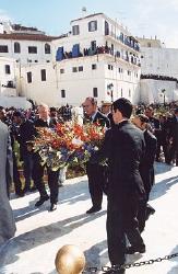 Dépôt de gerbe au Mémorial de la catastrophe de 2001 à Bab el Oued.