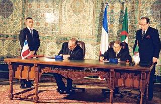Signature d'accords par les présidents français et algérien.