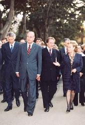 Arrivée du Président de la République et de Mme Jacques Chirac à l'ambassade de France.