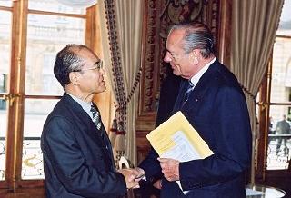 Le Président de la République salue M. Koïchiro MATSUURA, délégué général de l'UNESCO.