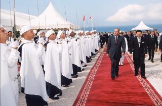 Déplacement au Maroc - arrivée du Président de la République sur le site du port de Tanger en compagnie du prince Moulay Rachid