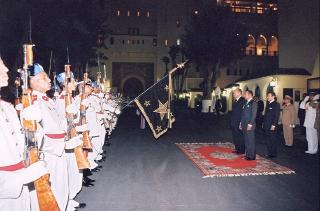 Déplacement au Maroc - Le Président de la République salue Sa Majesté Mohamed VI avant son départ