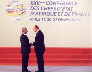 XXIIème Conférence des chefs d'Etat d'Afrique et de France - le Président salue M. Kofi annan, secrétaire général des Nations Unies.