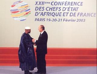 XXIIème Conférence des chefs d'Etat d'Afrique et de France - le Président salue M. Amadou Toumani, Président de la République du Mali.