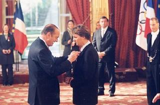 Le Président de la République remet à M. Lionel Brun les insignes de chevalier dans l'Ordre national du Mérite.