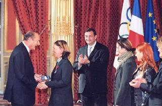Le Président de la République remet à Melle Carole Montillet les insignes de chevalier dans l'Ordre de la Légion d'Honneur.