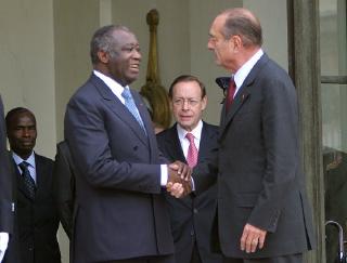 Le PrÃ©sident de la RÃ©publique raccompagne M. Laurent Gbagbo, PrÃ©sident de la RÃ©publique de CÃ´te d'Ivoire à l'issue de l ...