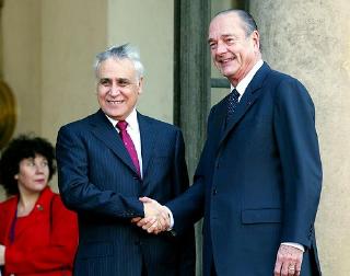 Le Président de la République accueille M. Moshe Katsav, Président de l'Etat d'Israël (perron)