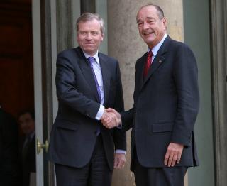 Le Président de la République et M. Japp de Hoop Scheffer, sécrétaire général de l'Organisation du Traité de l'Atlantique nord (OTAN)