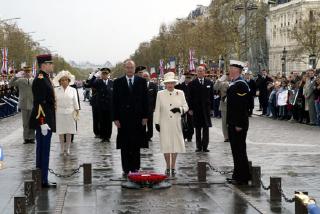 Visite d'Etat de Sa MajestÃ© la reine Elizabeth II et de Son Altesse Royale le duc d'Edimbourg. DÃ©pÃ´t de gerbe devant la tombe du sol ...