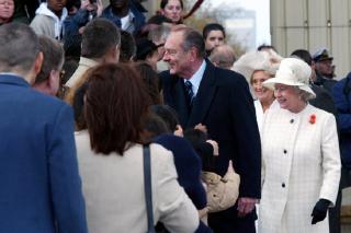 Visite d'Etat de Sa Majesté la reine Elizabeth II et de Son Altesse Royale le duc d'Edimbourg. La Reine et le Président saluent le public.