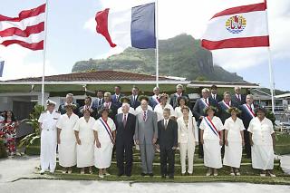 Le Président de la République avec les membres du conseil municipal de Bora-Bora