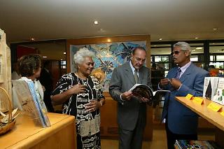 Visite par le PrÃ©sident de la RÃ©publique du centre culturel Tjibaou en compagnie de Mme Marie-Claude Tjibaou, PrÃ©sidente du Conseil d ...