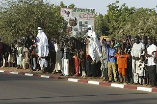 Accueil populaire du Président de la République sur la route menant de l'aéroport Diori Hamani à la ville de Niamey