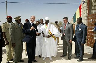 Accueil du Président de la République par M. Amadou Toumani Touré, Président de la République du Mali à l'aéroport de Tombouctou
