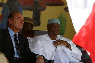 Le Président de la République et M. Amadou Toumani Touré, Président de la République du Mali Place de l'Indépendance