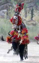 Danses des masques cérémoniels dogons au village d'Iteri