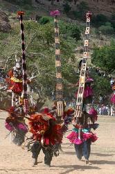 Danses des masques cérémoniels dogons au village d'Iteri
