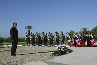 Visite d'Etat en Tunisie - dépôt de gerbe au cimetière militaire français de Gammarth