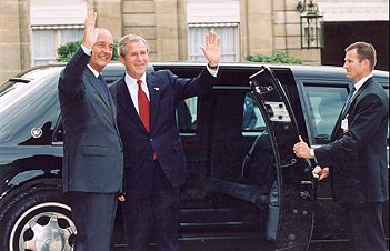 Le Président de la République raccompagne M. George W. Bush, Président des Etats-Unis d'Amérique.