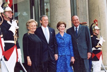Arrivée des deux couples présidentiels au Palais de l'Elysée.