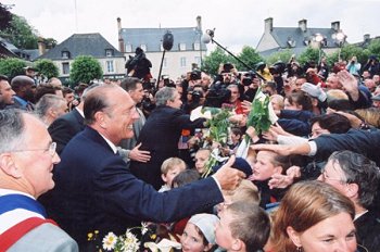 Le PrÃ©sident de la RÃ©publique et M. George W. Bush, PrÃ©sident des Etats-Unis d'AmÃ©rique saluent la foule rÃ©unie à Sainte ...