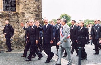 Le Président de la République et M. George W. Bush, Président des Etats-Unis d'Amérique quittent Sainte-Mère-Eglise (Manche) .