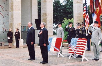 Le PrÃ©sident de la RÃ©publique et M. George W. Bush, PrÃ©sident des Etats-Unis d'AmÃ©rique dÃ©posent une gerbe au MÃ©morial du ci ...
