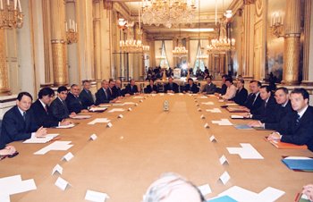 Premier Conseil des ministres du gouvernement de M. Jean-Pierre Raffarin, Premier ministre.