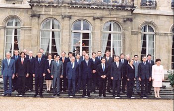 Photo de famille du gouvernement de M. Jean-Pierre Raffarin, Premier ministre.