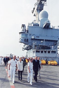 Arrivée du Président de la République sur le porte-avions Charles-de-Gaulle.