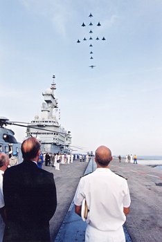 Visite sur le porte-avions Charles-de-Gaulle - défilé aérien.