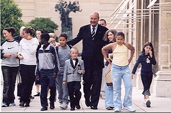 Le Président de la République en compagnie de onze enfants ayant participé à l'opération 