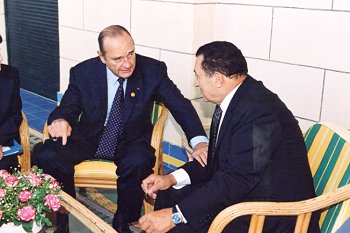 Entretien du Président de la République et de M. Hosni Moubarak, Président de la République arabe d'Egypte .