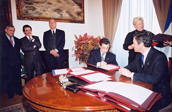 Sommet franco-espagnol - signature d'accords par le ministre de l'IntÃ©rieur, de la sÃ©curitÃ© intÃ©rieure et des libertÃ©s locales ...