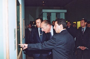 Le Président de la République et Sa Majesté Mohammed VI visitent l'Institut du monde arabe.