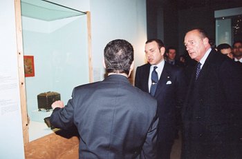 Le Président de la République et Sa Majesté Mohammed VI visitent l'Institut du monde arabe.