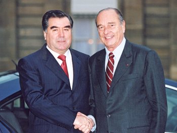 Le Président de la République raccompagne M. Emomali RAKHMONOV, Président de la République du Tadjikistan.