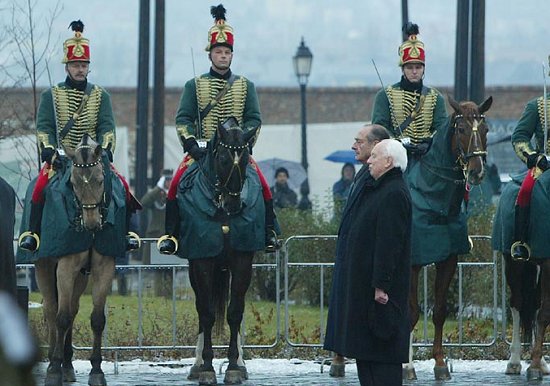 Accueil du Président de la République par M. Ferenc Madl, Président de la République de Hongrie - revue des troupes