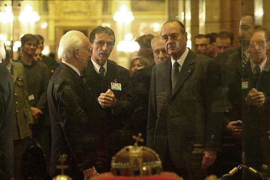 Parlement de Hongrie : visite du PrÃ©sident de la RÃ©publique en compagnie de MM. Ferenc Madl, Peter Medgyessy et M. Laszlo Mandur, vice-p ...