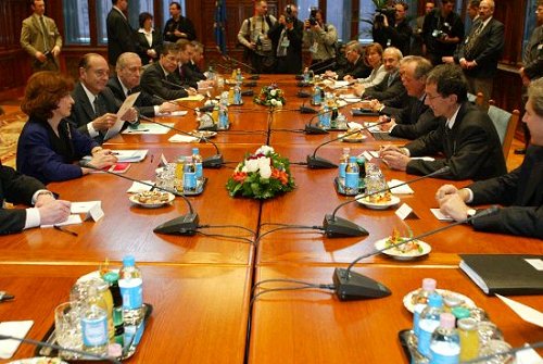 Entretien du PrÃ©sident de la RÃ©publique avec M. Peter Medgyessy, Premier ministre hongrois - Ã©largi aux membres des dÃ©lÃ©gations ...