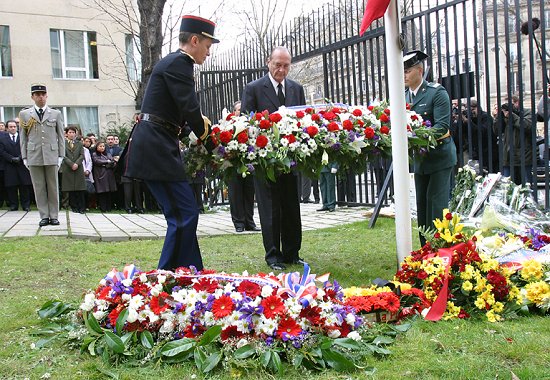 Le Président de la République dépose une gerbe en hommage aux victimes des attentats de Madrid (ambassade d'Espagne)