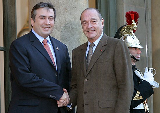 Le Président de la République accueille M. Mikhaïl Saakashvili, Président de la République de Georgie (perron)