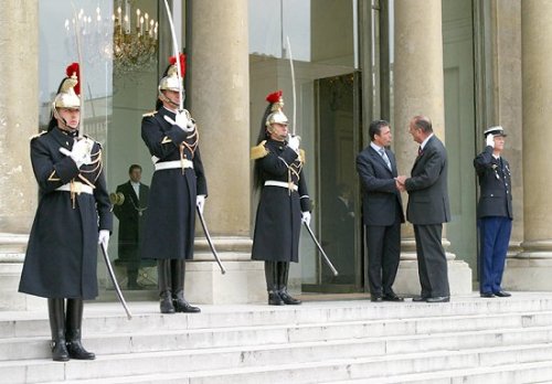 Le Président de la République raccompagne M. Andreas Fogh Rasmussen, Premier ministre du Danemark à l'issue de leur entretien (perron)