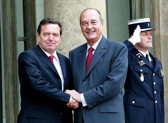 Le Président de la République accueille M. Gerhard Schröder, chancelier de la République fédérale d'Allemagne (perron)